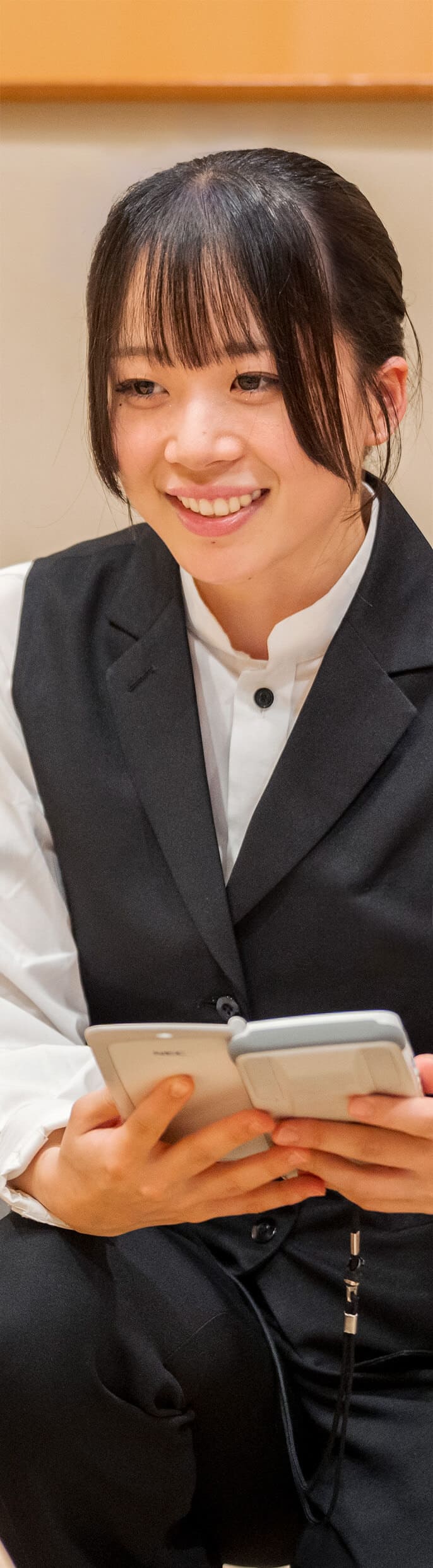 京すいしんの正社員が接客をしている。