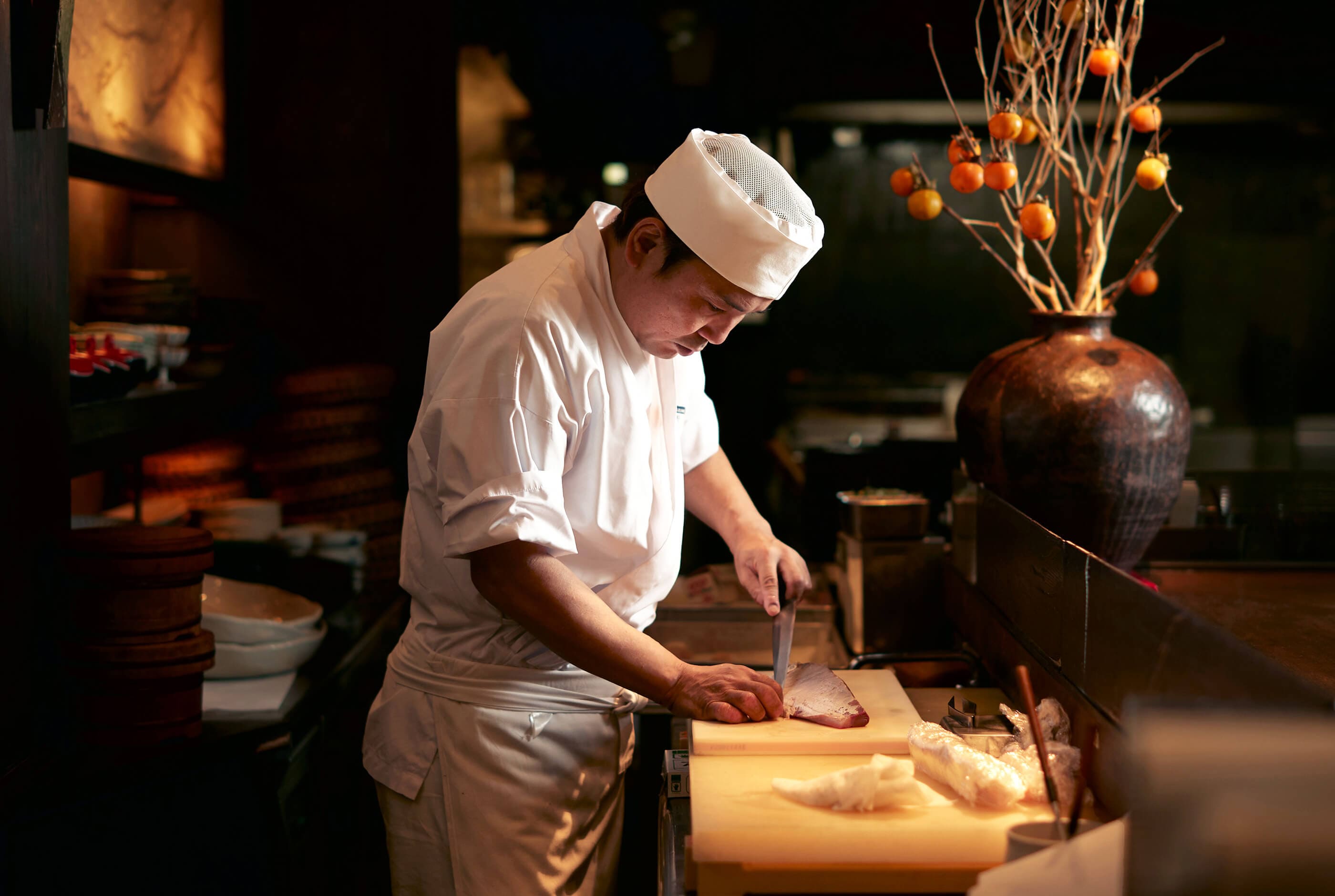 先斗町すいしん本店の調理長が魚を捌いている