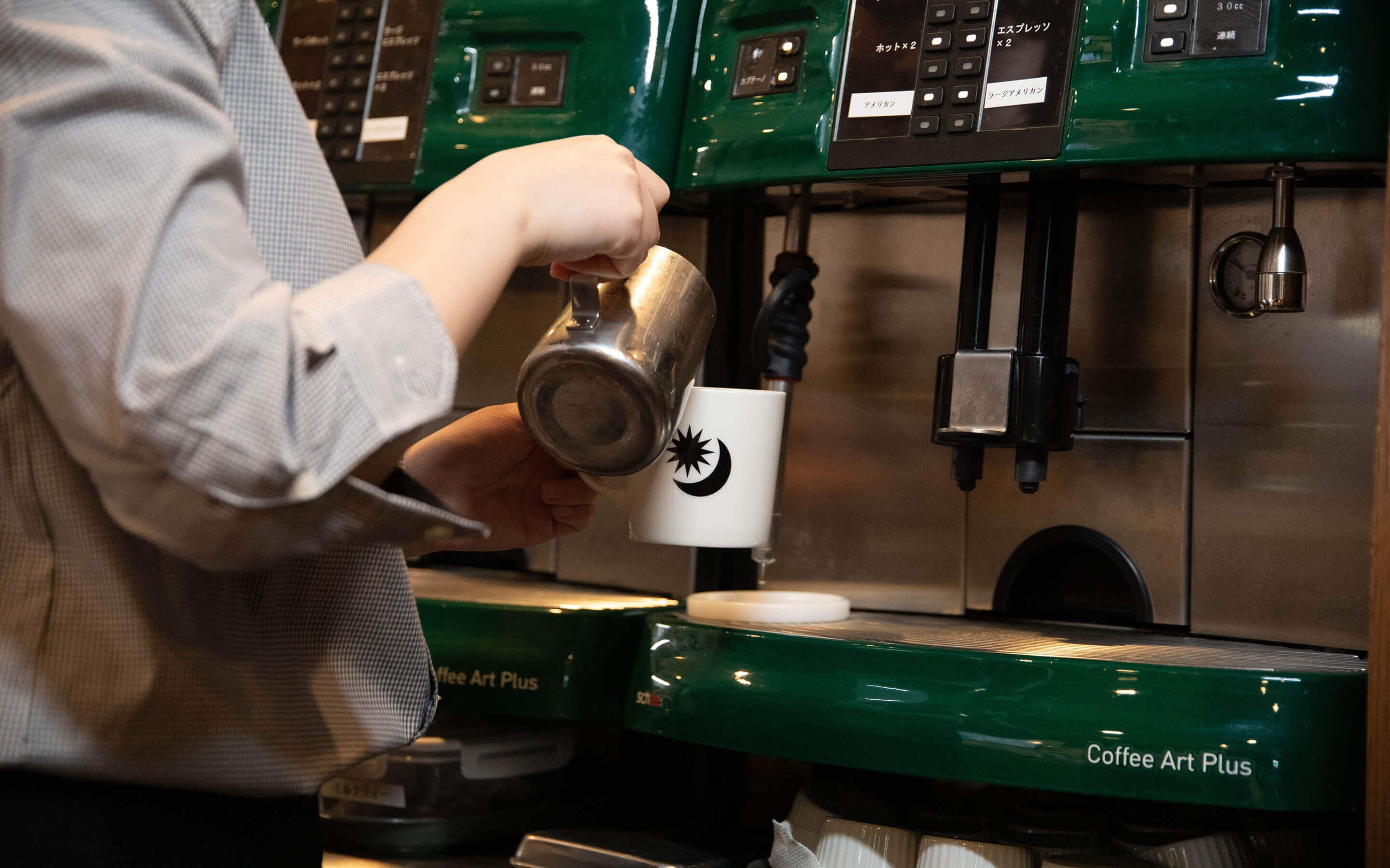 プロントの正社員がコーヒーを淹れている