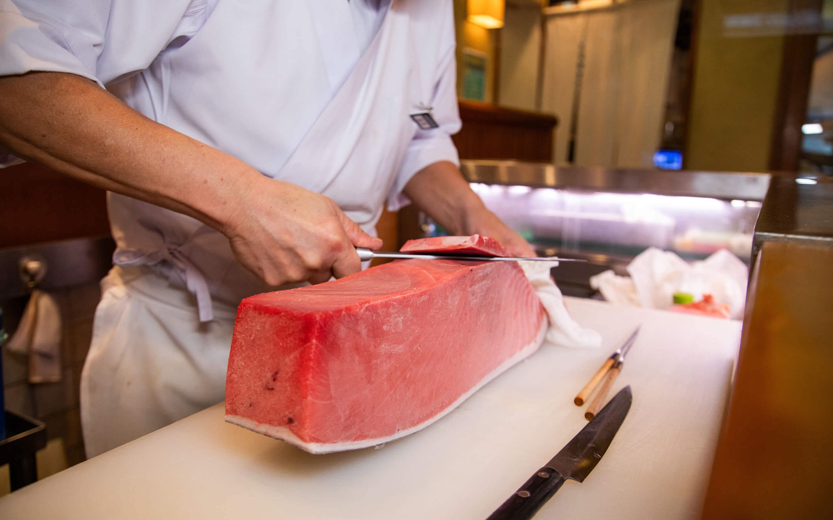 かっぱ寿司の調理長が魚を捌いている