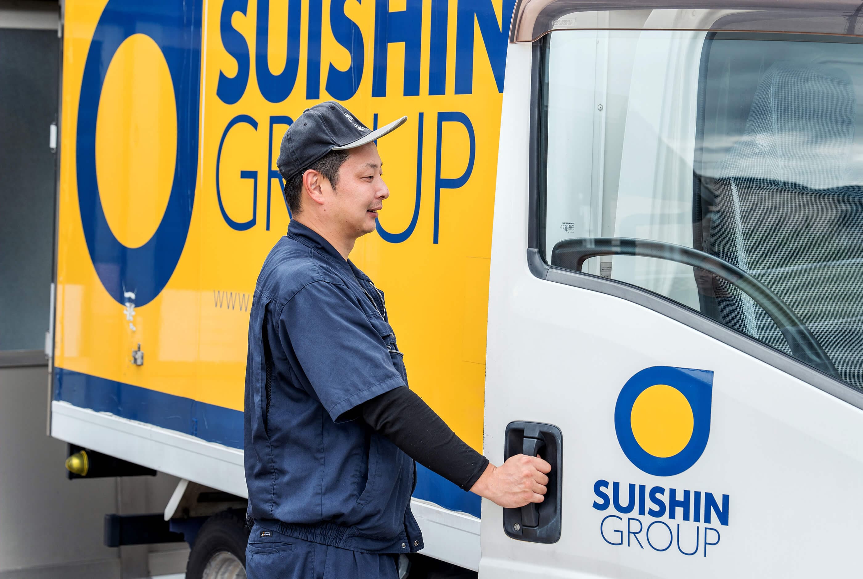 MFF工場のドライバーがトラックに乗っている