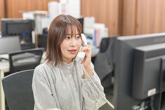 本社 正社員の仕事風景