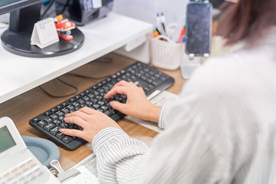 本社 正社員の仕事風景