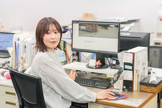 本社 正社員の仕事風景