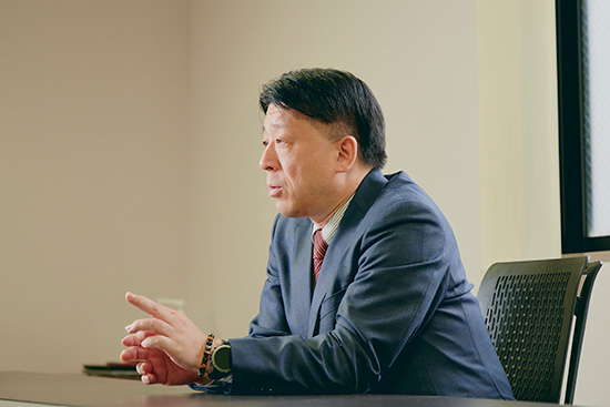 豊國義崇が黛 本社で働いている仕事風景