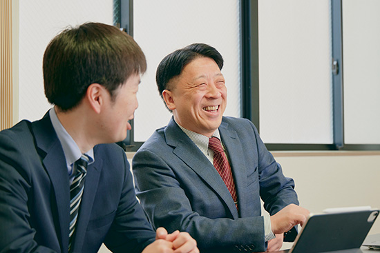 豊國義崇が黛 本社で働いている仕事風景