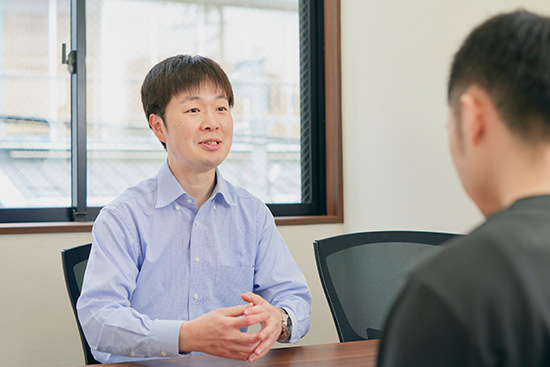 髙山 祐介が黛 本社で働いている仕事風景
