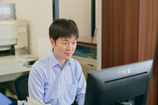 髙山 祐介が黛 本社で働いている仕事風景