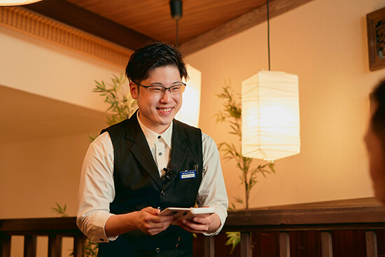 桐田 尊がそば酒房 徳兵衛で働いている仕事風景