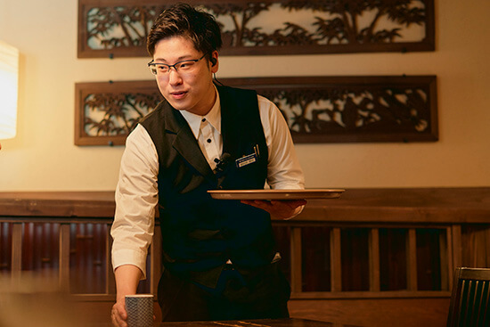 桐田 尊がそば酒房 徳兵衛で働いている仕事風景