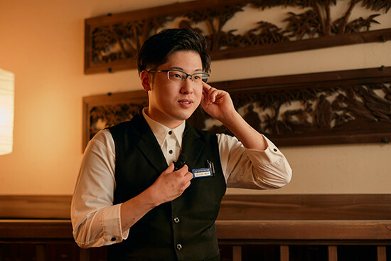 桐田 尊がそば酒房 徳兵衛で働いている仕事風景