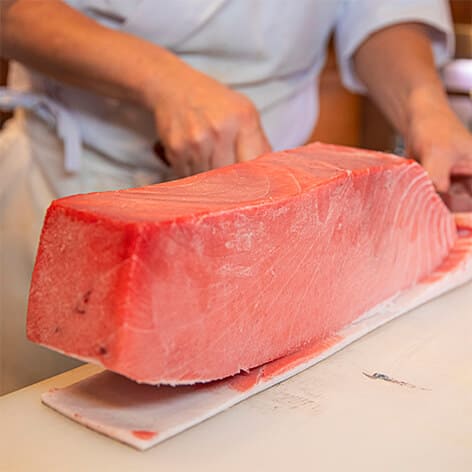 料理長が魚を切っている