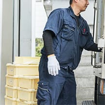 配達員がトラックからものを取り出している