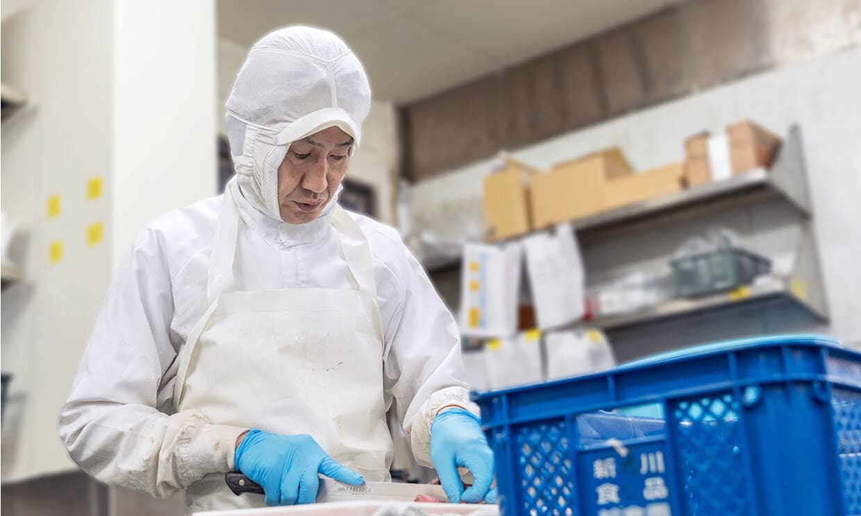 MFF（まゆずみフードファクトリー）の工場正社員が調理をしている。