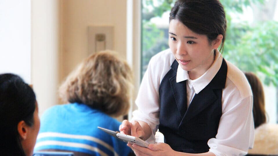 サンマルク北山通り店の学生アルバイトが接客で社会人スキルを磨いている。