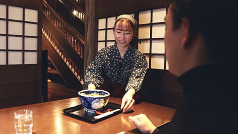 徳兵衛の学生アルバイトが接客で社会人スキルを磨いている。