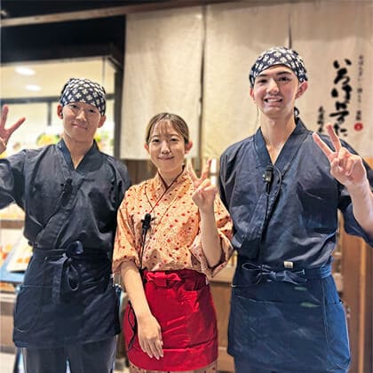 いろはかるた木屋町本店の学生アルバイトが仕事終わりに笑顔で写真に収まっている。