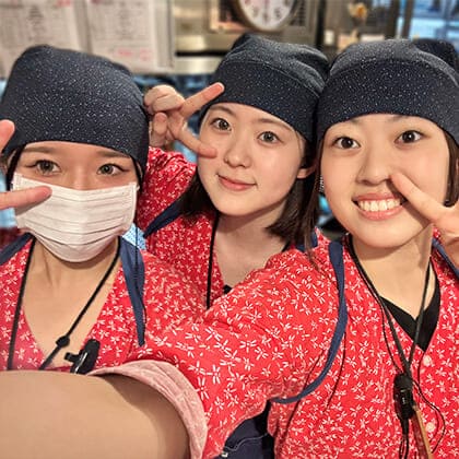 炭火焼酒房すいしんの女性アルバイト3人がピースサインをしている。