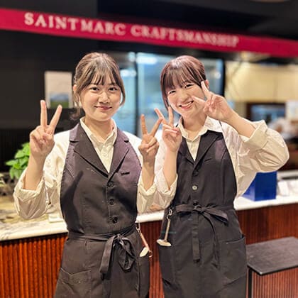 サンマルクベーカリー 京都伏見店の女性アルバイト2人がピースサインをしている。
