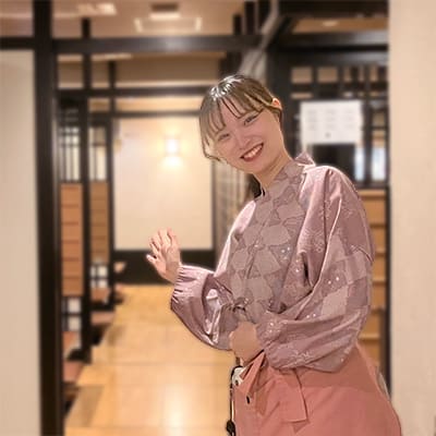 いろはかるた京都駅前店のスタッフが仕事をこなしている。