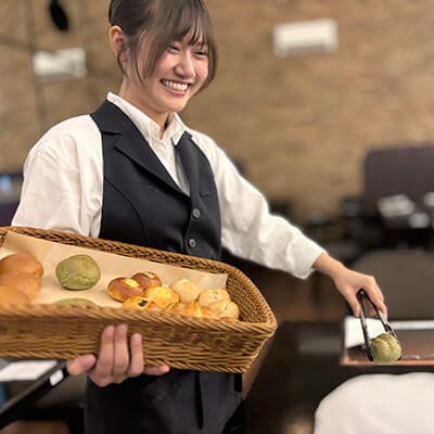 サンマルク京都伏見店のスタッフが仕事をこなしている。