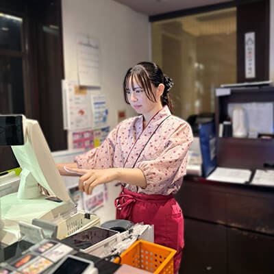 酔心京都駅前店のスタッフが仕事をこなしている。