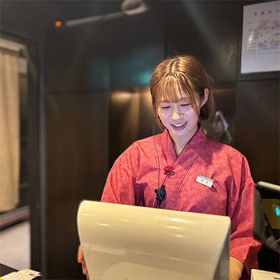 京やさい料理 接方来 京都駅ビル店のスタッフが仕事をこなしている。