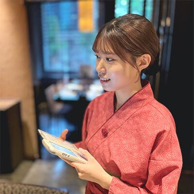 京やさい料理 接方来 京都タワー店のスタッフが仕事をこなしている。