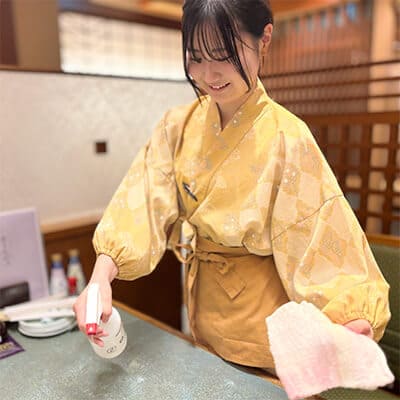 京すいしんのスタッフが仕事をこなしている。