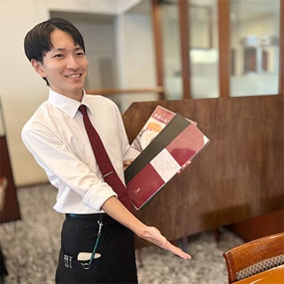 ベーカリーサンマルク 京都北山通り店のスタッフが仕事をこなしている。