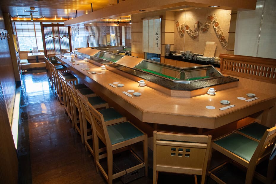 先斗町 かっぱ寿司の内観